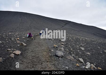 Hverfjall / Hverfell ist ein Tephra-Kegel-Vulkan im Norden Islands, östlich des Mývatn-Sees. Besucher steigen auf den Weg zum Rand des Kraters. Stockfoto