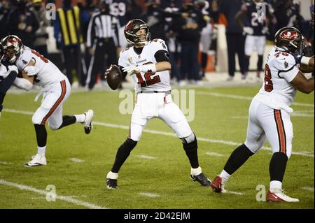 Chicago, Usa. Okt. 2020. Tampa Bay Buccaneers Quarterback Tom Brady passiert im ersten Quartal gegen die Chicago Bears am Soldier Field in Chicago am Donnerstag, den 8. Oktober 2020. Foto von Brian Kersey/UPI Kredit: UPI/Alamy Live Nachrichten Stockfoto