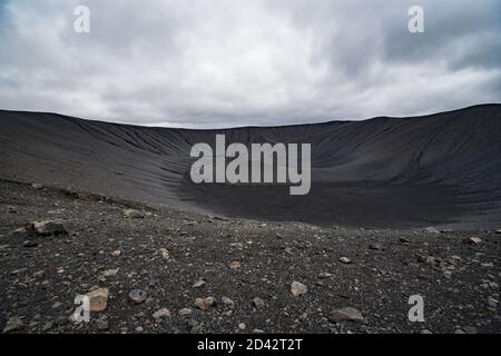 Hverfjall / Hverfell ist ein Tephra-Kegel oder Tuff Ring Vulkan im Norden Islands, östlich von Mývatn vulkanischen See. Blick vom Rand in den Krater. Stockfoto