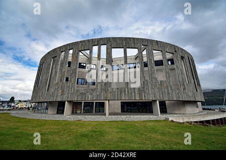 Der Hof, Kultur- und Konferenzzentrum, Akureyri, Nordisland an einem bewölkten Tag. Stockfoto