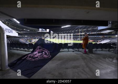 Chicago, Usa. Okt. 2020. Ein Mitarbeiter der Chicago Bears beobachtet die Bären am Donnerstag, den 8. Oktober 2020, beim Soldier Field in Chicago beim Spielen der Tampa Bay Buccaneers. Foto von Brian Kersey/UPI Kredit: UPI/Alamy Live Nachrichten Stockfoto