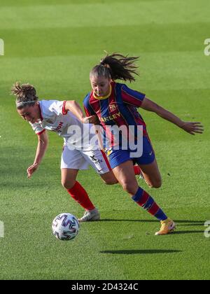 Barcelona, Spanien. Okt. 2020. Leike Martens (R) aus Barcelona steht mit Maria Bores aus Sevilla während des Halbfinalspiels Copa de la Reina zwischen dem FC Barcelona und Sevilla CF am 8. Oktober 2020 in Barcelona, Spanien. Quelle: Joan Gosa/Xinhua/Alamy Live News Stockfoto