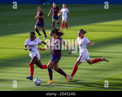 Barcelona, Spanien. Okt. 2020. Die Barcelonerin Leike Martens (C) spielt mit der Sevillaerin Toni Payne (L) und Maria Bores während des Halbfinalspiels Copa de la Reina zwischen dem FC Barcelona und Sevilla CF am 8. Oktober 2020 in Barcelona, Spanien. Quelle: Joan Gosa/Xinhua/Alamy Live News Stockfoto