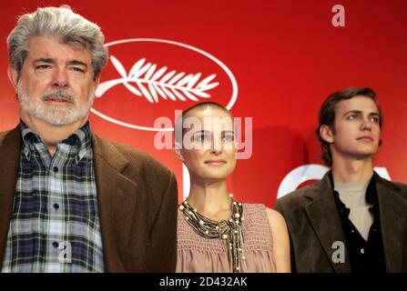 US-Regisseur George Lucas (L) mit stellt Darsteller Natalie Portman (C) und Hayden Christensen vor dem Treffen mit der Press für seine aus Wettbewerbsfilm "Star Wars - Episode III - Revenge of the Sith" bei den 58. Filmfestspielen von Cannes 15. Mai 2005.