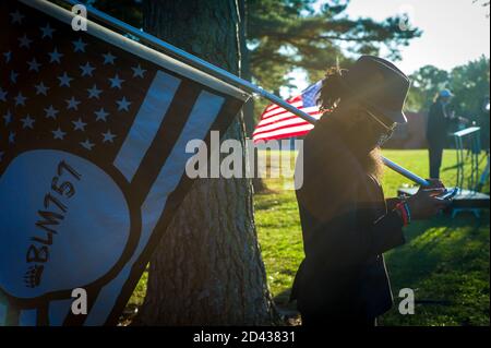 Newport Nachrichten, Virginia, USA. Okt. 2020. AUBREY 'JAPHARII' JONES stellte vor bei einer Wahlkampfveranstaltung für den Libertären Jeremy 'Spike' Cohen vor, der am 8. Oktober 2020 im Huntington Park in Newport News, VA, ihr Kandidat für das Amt des Vizepräsidenten der Vereinigten Staaten ist. Jones ist Präsident von Black Lives Matter 757 mit Sitz in Hampton Roads und hat seine Unterstützung für das libertäre Ticket geworfen. Quelle: John C. Clark/ZUMA Wire/Alamy Live News Stockfoto