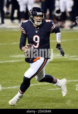 Chicago, Usa. Okt. 2020. Chicago trägt Quarterback Nick Foles rollt im zweiten Quartal gegen die Tampa Bay Buccaneers im Soldier Field in Chicago am Donnerstag, den 8. Oktober 2020. Foto von Brian Kersey/UPI Kredit: UPI/Alamy Live Nachrichten Stockfoto