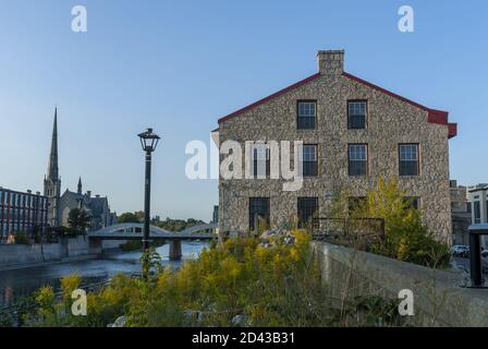 CAMBRIDGE, KANADA - 22. Sep 2020: Luft- und Bodenaufnahmen über der Innenstadt von galt und dem Grand River in der Stadt Cambridge Stockfoto