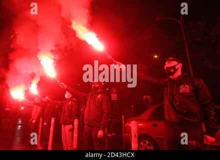 Kiew, Ukraine. Okt. 2020. Anti-LGBT-Demonstranten der politischen Partei des Nationalen Korps brennen während eines Protestes vor dem Einkaufszentrum Gulliver Fackeln. Die rechtsextremen Aktivisten protestieren gegen die Beleuchtung des Einkaufsmallagebaus Gulliver in den Farben der Flagge der LGBT-Gemeinschaft, die abends auf dem Gebäude auftaucht. Gulliver Einkaufszentrum Gebäude wird in Regenbogenfarben der LGBT-Flagge zu Ehren des Pride Monat 2020 in Kiew die ganze Woche beleuchtet, Berichten zufolge von Medien. Kredit: SOPA Images Limited/Alamy Live Nachrichten Stockfoto