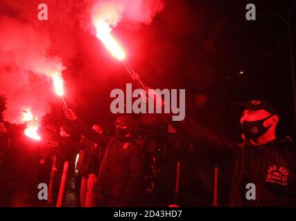 Kiew, Ukraine. Okt. 2020. Anti-LGBT-Demonstranten der politischen Partei des Nationalen Korps brennen während eines Protestes vor dem Einkaufszentrum Gulliver Fackeln. Die rechtsextremen Aktivisten protestieren gegen die Beleuchtung des Einkaufsmallagebaus Gulliver in den Farben der Flagge der LGBT-Gemeinschaft, die abends auf dem Gebäude auftaucht. Gulliver Einkaufszentrum Gebäude wird in Regenbogenfarben der LGBT-Flagge zu Ehren des Pride Monat 2020 in Kiew die ganze Woche beleuchtet, Berichten zufolge von Medien. Kredit: SOPA Images Limited/Alamy Live Nachrichten Stockfoto