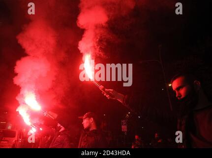 Kiew, Ukraine. Okt. 2020. Anti-LGBT-Demonstranten der politischen Partei des Nationalen Korps brennen während eines Protestes vor dem Einkaufszentrum Gulliver Fackeln. Die rechtsextremen Aktivisten protestieren gegen die Beleuchtung des Einkaufsmallagebaus Gulliver in den Farben der Flagge der LGBT-Gemeinschaft, die abends auf dem Gebäude auftaucht. Gulliver Einkaufszentrum Gebäude wird in Regenbogenfarben der LGBT-Flagge zu Ehren des Pride Monat 2020 in Kiew die ganze Woche beleuchtet, Berichten zufolge von Medien. Kredit: SOPA Images Limited/Alamy Live Nachrichten Stockfoto