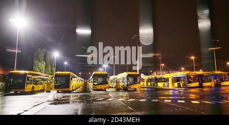 Berlin, Deutschland. Oktober 2020. Busse stehen hinter dem Netz zum Depot der Berliner Verkehrsgesellschaft (BVG). Die öffentlichen Verkehrsmittel in Berlin und Brandenburg sind seit den frühen Morgenstunden wieder im Streik. Quelle: Annette Riedl/dpa/Alamy Live News Stockfoto