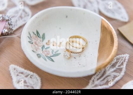 Nahaufnahme von goldenen Eheringen Stockfoto