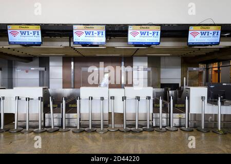 Leere und geschlossene Check-in-Schalter am Flughafen aufgrund einer Pandemie von 19. Flughafen Sao Paulo Guarulhos. Sicherheitsmessungen am Flughafen während des Coronavirus. Stockfoto