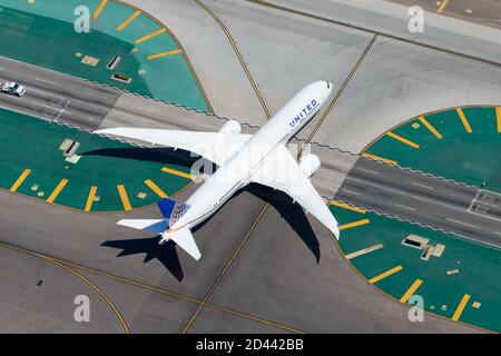 United Airlines Boeing 787 Dreamliner Luftbild auf dem Rollweg des Flughafens Los Angeles. Flugzeug 787-9 N13954 von oben gesehen. Stockfoto