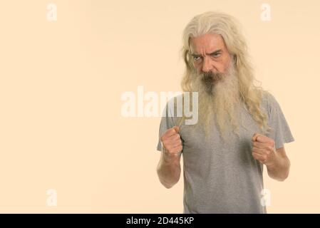 Studio shot der älteren bärtigen Mann suchen wütend Stockfoto