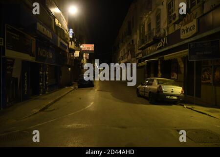 Tunis. Okt. 2020. Das Foto vom 8. Oktober 2020 zeigt eine leere Straße in der Innenstadt von Tunis in Tunesien. Das tunesische Gesundheitsministerium meldete am Donnerstag 2,357 neue COVID-19 Fälle und 45 weitere Todesfälle, was die Gesamtzahl der Infektionen auf 26,899 und die Zahl der Todesfälle auf 409 erhöht. Eine 15-tägige Ausgangssperre begann am Donnerstag in der Hauptstadt Tunis, die von Montag bis Freitag von 20:00 Uhr Ortszeit bis 5:00 Uhr (04:00 Uhr GMT) und Samstag und Sonntag von 19:00 Uhr Ortszeit bis 5:00 Uhr dauert. Quelle: Adel Ezzine/Xinhua/Alamy Live News Stockfoto