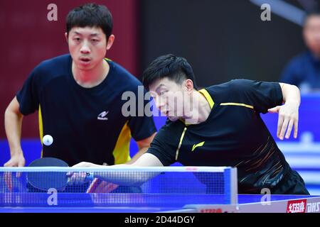 Weihai, Chinas Provinz Shandong. Oktober 2020. MA Long (R) aus Peking und Xu Xin aus Shanghai treten im Halbfinale der Männer gegen Ma Te aus Hubei und Hou Yingchao aus Shaanxi bei den Chinesischen Nationalen Tischtennismeisterschaften 2020 in Weihai, Provinz Shandong, Ostchina, am 9. Oktober 2020 an. Quelle: Zhu Zheng/Xinhua/Alamy Live News Stockfoto