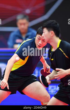 Weihai, Chinas Provinz Shandong. Oktober 2020. MA Long von der Pekinger Mannschaft und Xu Xin (L) von der Shanghai Mannschaft treten im Halbfinale der Männer gegen Ma Te von Hubei Team und Hou Yingchao von Shaanxi Team bei den Chinesischen Nationalen Tischtennismeisterschaften 2020 in Weihai, der ostchinesischen Provinz Shandong, am 9. Oktober 2020 an. Quelle: Zhu Zheng/Xinhua/Alamy Live News Stockfoto