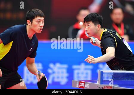 Weihai, Chinas Provinz Shandong. Oktober 2020. MA Long (R) aus Peking und Xu Xin aus Shanghai treten im Halbfinale der Männer gegen Ma Te aus Hubei und Hou Yingchao aus Shaanxi bei den Chinesischen Nationalen Tischtennismeisterschaften 2020 in Weihai, Provinz Shandong, Ostchina, am 9. Oktober 2020 an. Quelle: Zhu Zheng/Xinhua/Alamy Live News Stockfoto