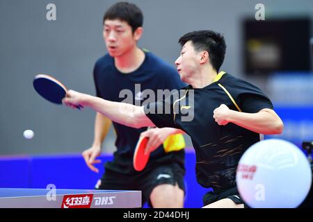 Weihai, Chinas Provinz Shandong. Oktober 2020. MA Long (R) aus Peking und Xu Xin aus Shanghai treten im Halbfinale der Männer gegen Ma Te aus Hubei und Hou Yingchao aus Shaanxi bei den Chinesischen Nationalen Tischtennismeisterschaften 2020 in Weihai, Provinz Shandong, Ostchina, am 9. Oktober 2020 an. Quelle: Zhu Zheng/Xinhua/Alamy Live News Stockfoto