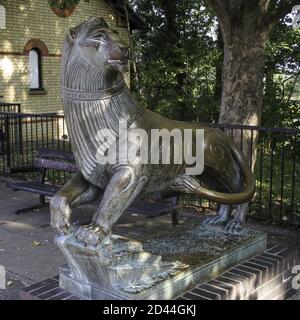 LONDON, VEREINIGTES KÖNIGREICH - 20. Sep 2020: Die Bronzeskulptur von Leo dem Löwen von Sir Charles Wheeler am Bootssee im Alexandra Palace, London Stockfoto