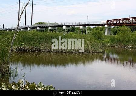 Blick auf die I-95 vom Russell W. Peterson Urban Wildlife Refuge in Wilmington, Delaware Stockfoto