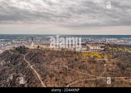 Budapest, Ungarn - 10. Feb 2020: Luftdrohnenaufnahme des Gellert Hügels mit Zitadellenfestung in Budapest Wintermorgen Stockfoto