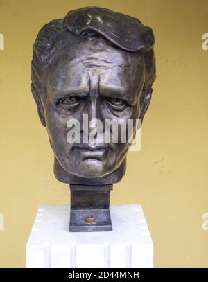 PORTMEIRION, VEREINIGTES KÖNIGREICH - 22. Feb 2019: Patrick McGoohan vom Bildhauer Tiziano im Dorf Portmeirion, wo der Gefangene gefilmt wurde. Stockfoto