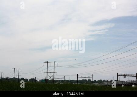 Landschaft von Telefonmasten am Russell W. Peterson Urban Wildlife Refuge in Wilmington, Delaware Stockfoto