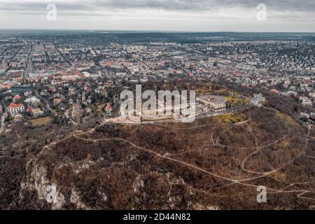 Luftdrohnenaufnahme von Gellért Hill mit Zitadelle Festung aus Oben in Budapest Wintermorgen Stockfoto