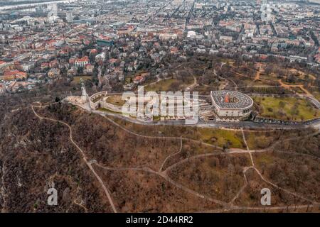 Budapest, Ungarn - 10. Feb 2020: Luftdrohnenaufnahme des Gellert Hügels mit Zitadellenfestung in Budapest Wintermorgen Stockfoto