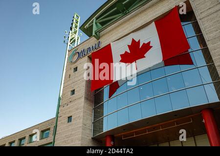 Eine kanadische Nationalflagge hängt im Oktober 2020 an der Vorderseite des Rathauses in Kanadas Hauptstadt Ottawa, Ontario. Stockfoto