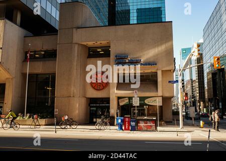Die Hauptniederlassung der Ottawa Public Library befindet sich im Oktober 2020 in der Metcalfe Street in der Laurier Avenue in der Innenstadt von Ottawa, Ontario, Kanada. Stockfoto