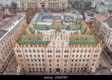 Budapest, Ungarn - 10. Feb 2020: Luftdrohne vor Sonnenaufgang von der ungarischen Staatlichen Schatzkammer-Postbank in Budapest Stockfoto