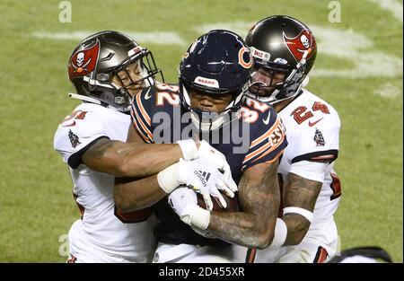 Chicago, Usa. Oktober 2020. Chicago-Bären laufen zurück David Montgomery (C) wird von Tampa Bay Buccaneers mit starker Sicherheit Antoine Winfield Jr. (L) und Eckpfeiler Carlton Davis nach einem 17-Yard-Empfang im vierten Quartal im Soldier Field in Chicago am Donnerstag, den 8. Oktober 2020, aus den Grenzen geschoben. Die Bären besiegten die Buccaneers 20-19. Foto von Brian Kersey/UPI Kredit: UPI/Alamy Live Nachrichten Stockfoto