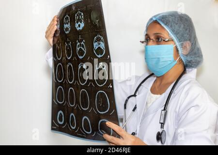 Indische Neurologen untersuchen eine Gehirn-CT-Scan-Platte bei Eine medizinische Klinik Stockfoto