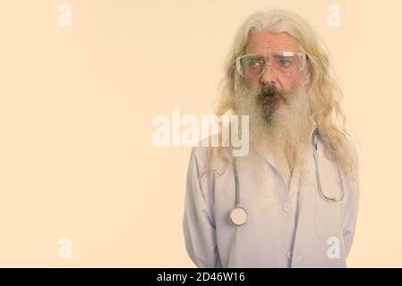 Studio shot der älteren bärtigen Mann Arzt denken beim tragen Schutzbrille Stockfoto