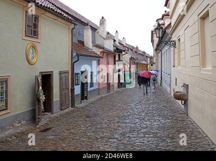 Prag, Tschechische Republik am 8. juli 2020: Das Goldene Gässchen ist eine Straße an der Prager Burg, Tschechische Republik Stockfoto