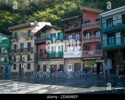 PASAI DONIBANE, SPANIEN - 14. Mai 2019: Traditionelle Häuser auf einem Platz in Pasai Donibane an der Atlantikküste in nordspanien Stockfoto