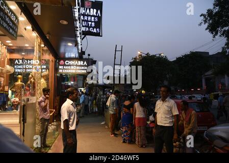 DELHI, INDIA - Street Shopping in Chandni Chowk. Menschen zu Fuß durch bunte, überfüllt belebten lokalen Marktplatz in der Nacht Old Delhi, Nordindien. Stockfoto