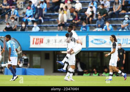 Michael Olunga (14) und Cristiano (9) von Kashiwa Reysol und während des J.League J1 Fußballmatches zwischen Yokohama FC und Kashiwa Reysol im NHK Spring Mitsuzawa Fußballstadion am 3. Oktober 2020 in Yokohama, Kanagawa, Japan. Quelle: Kenzaburo Matsuoka/AFLO/Alamy Live News Stockfoto