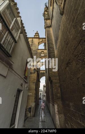 Vertikale Aufnahme eines jungen Mannes in Arcos de la Frontera, Andalusien, Spanien Stockfoto