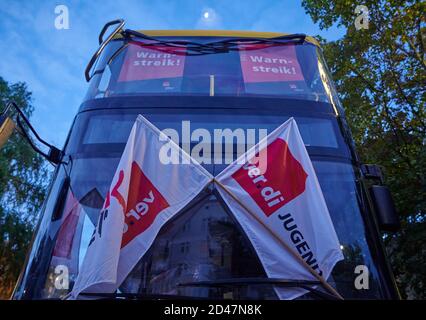 Berlin, Deutschland. Oktober 2020. Flaggen mit dem Logo der Gewerkschaft Verdi und Markenstreikplakate hängen auf einem Bus im Depot der Berliner Verkehrsbetriebe (BVG) in der Cicerostraße. Streiks im öffentlichen Nahverkehr (ÖPNV) in Berlin und Brandenburg finden seit den frühen Morgenstunden wieder statt. Quelle: Annette Riedl/dpa/Alamy Live News Stockfoto