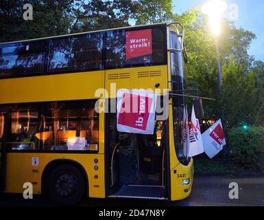 Berlin, Deutschland. Oktober 2020. Flaggen mit dem Logo der Gewerkschaft Verdi und einem symbolischen Streikplakat hängen auf einem Bus im Depot der Berliner Verkehrsgesellschaft (BVG) in der Cicerostraße. Streiks im öffentlichen Nahverkehr (ÖPNV) in Berlin und Brandenburg finden seit den frühen Morgenstunden wieder statt. Quelle: Annette Riedl/dpa/Alamy Live News Stockfoto