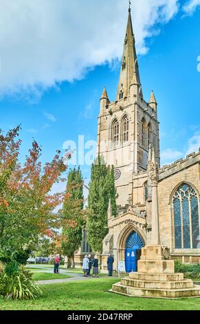 Trauernde warten vor der Allerheiligen-Pfarrkirche in Oakham, Rutland, England, auf einen Trauergottesdienst während der Coronavirus-Epidemie, Oktober 2020. Stockfoto