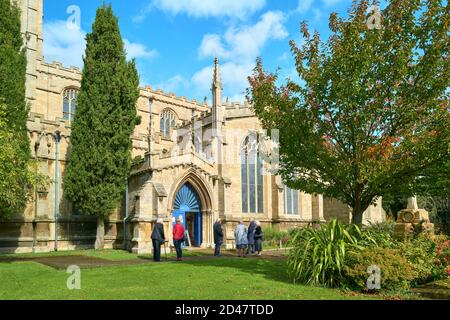 Trauernde warten vor der Allerheiligen-Pfarrkirche in Oakham, Rutland, England, auf einen Trauergottesdienst während der Coronavirus-Epidemie, Oktober 2020. Stockfoto