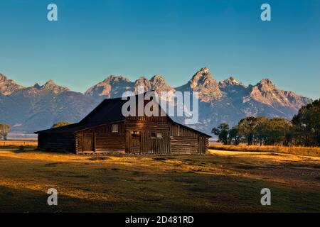 Grand Tetons und TA Molton Barn bei Sonnenaufgang, Grand Teton National Park, Wyoming, USA Stockfoto