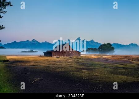 Grand Tetons und TA Molton Barn bei Sonnenaufgang, Grand Teton National Park, Wyoming, USA Stockfoto