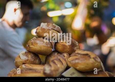 Ein Haufen Sauerteig Brot auf dem Mahane Yehuda Markt In Jerusalem Stockfoto