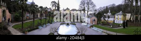 PORTMEIRION, VEREINIGTES KÖNIGREICH - 22. Feb 2019: Der atemberaubende Innenhof und Pool im Zentrum des Dorfes Portmierion Stockfoto